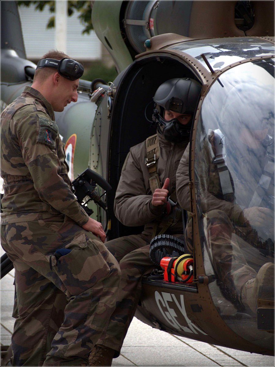 UnissonsLorient's tweet photo. Fait inhabituel méritant d'être souligné, Fabrice Loher, Maire de Lorient, a autorisé deux hélicoptères à venir se poser en cœur de Ville dans le cadre d'une "opération militaire" organisée par le CIRFA (Centre d'Informations et de Recrutement des Forces Armées). https://t.co/iHuF9pLp72