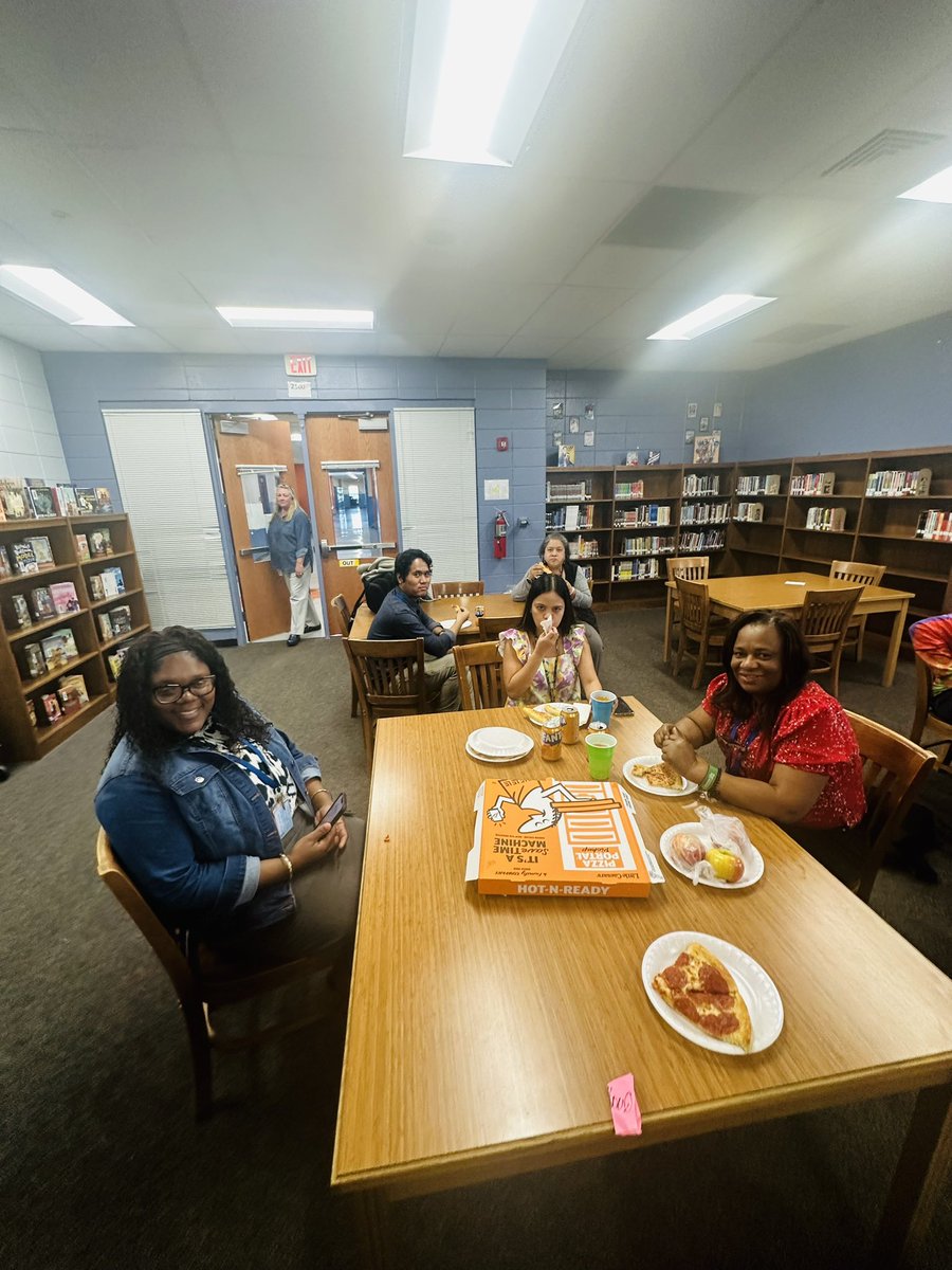 LakeviewMiddle's tweet image. 🍕🍪🦁🎉 We celebrated some pretty incredible students &amp;amp; teachers that made our LMS After School Program a huge success! Thank you!
🍕🍪🦁🎉

#askmeaboutLAKEVIEW
#LakeviewROARS 
@puza_gcs