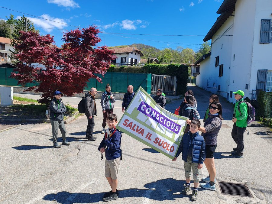 La voce del Suolo riecheggia ad Ameno, grazie ai volontari #SaveSoilMovement che celebrano la #GiornataMondialedellaTerra con cuore e passione #SaveSoil @cpsavesoil #EarthDay2024 @NovaraNews24 @regionepiemonte