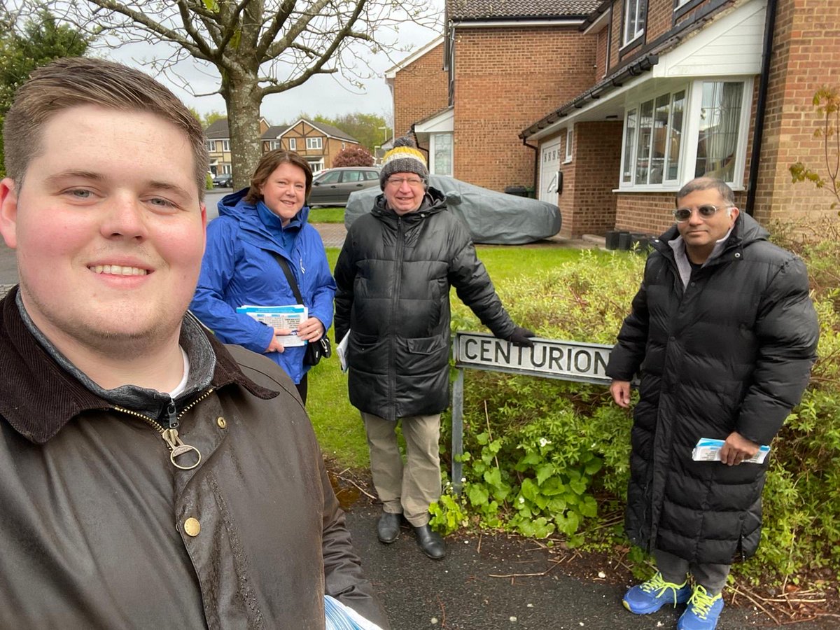 Yet more rain not dampening the campaigning in Hatch Warren this evening ⁦@BSKconservative⁩