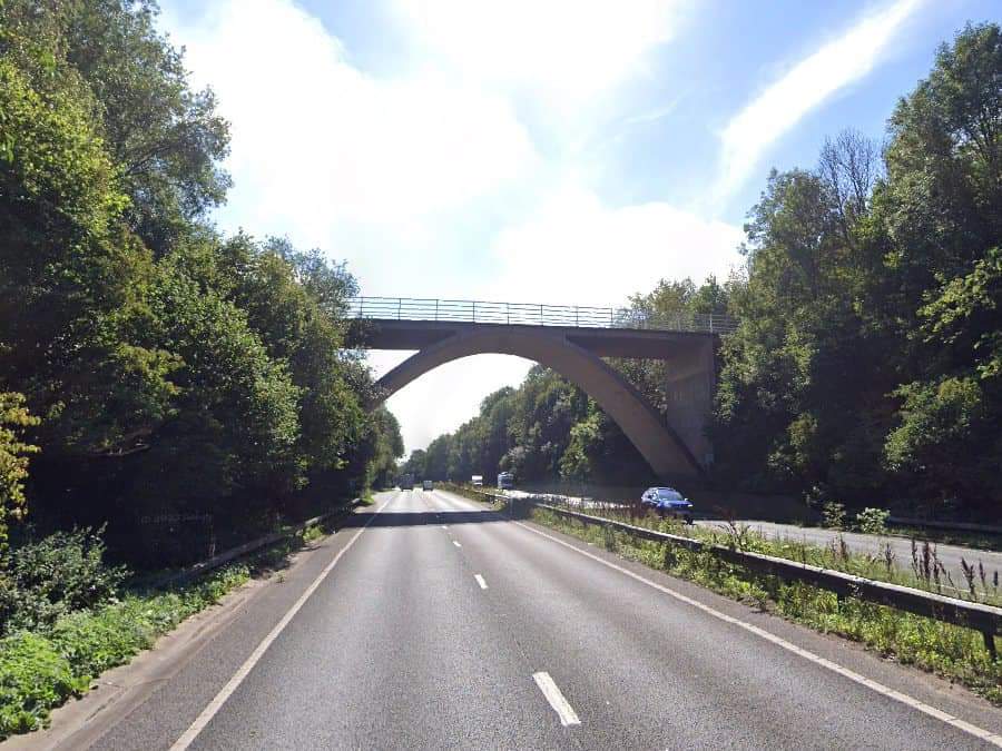 This is the gracious lane Bridge over the A21, which sevenoaks MP laura trott had closed for a year to fix the railings to prevent people from throwing themselves off.

£400k has been wasted. The new railings are no better than the old ones.

Trott is useless. #ToriesOut