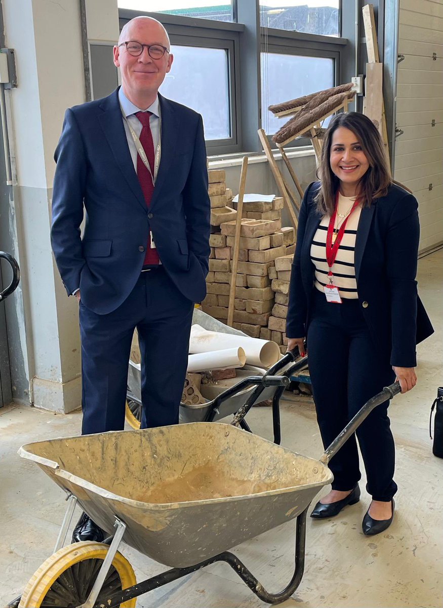 Brilliant morning spent at @MidKentCollege in #Gillingham - meeting passionate staff and students. The courses and support available ensures we can offer a fantastic learning environment in Medway. I even tried my hand at some construction skills.. 😉 #skills #HE #FE