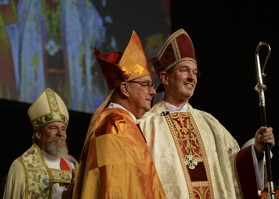 At Easter Vigil Hosted By Drag Queen, Episcopal Bishop Slammed For Jokingly Removing Collar From Female Reverend dlvr.it/T61RzK