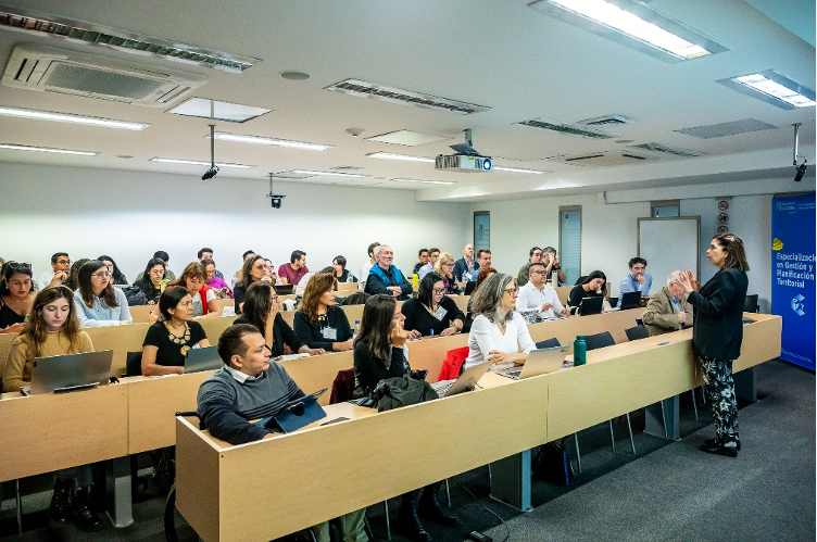 landpolicy's tweet photo. @CiderUniandes @ArqDisUA El curso reunió aproximadamente 45 participantes de 16 países de América Latina y el Caribe. https://t.co/1gPKV2mAi2
