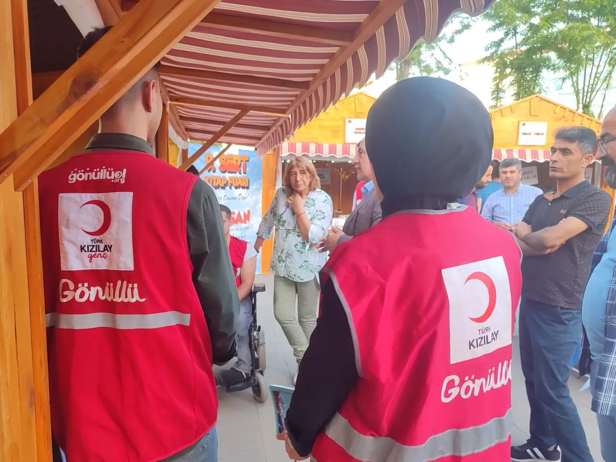 kizilayenglsz56's tweet photo. Gönüllülerimizle birlikte 9. Kitap fuarında kültürel çalışmalar kapsamında Yazar Fatma Ersem Yargıcı ile bir araya geldik. Yazarlığa dair merak ettiklerimizi sorduk kendilerine teşekkür eder çalışmalarında başarılar dileriz.🌸🌙 https://t.co/K8DXd7qQ3x