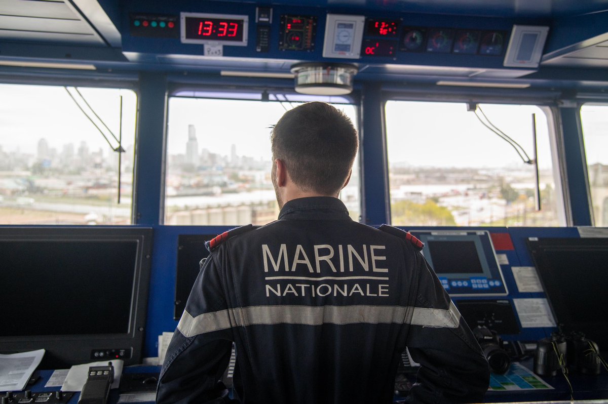 El ministro @luispetri visitó el Buque Francés Tonnerre, buque insignia de la Armada Francesa. Durante su despliegue en el océano Atlántico, el Tonnerre realizó diversas operaciones incluyendo la evacuación humanitaria de personal en Haití, entre ellos un ciudadano argentino.