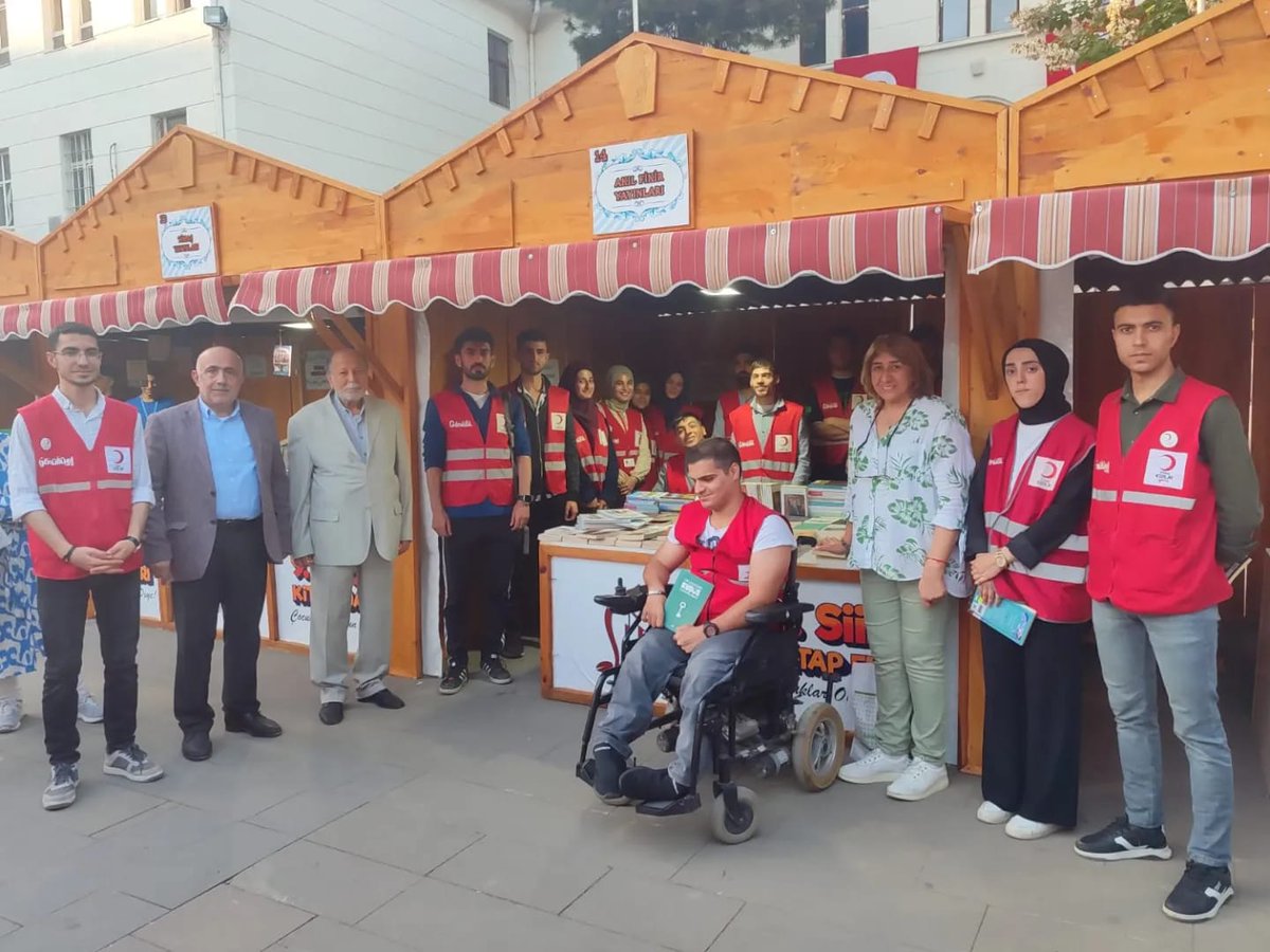 kizilayenglsz56's tweet photo. Gönüllülerimizle birlikte 9. Kitap fuarında kültürel çalışmalar kapsamında Yazar Fatma Ersem Yargıcı ile bir araya geldik. Yazarlığa dair merak ettiklerimizi sorduk kendilerine teşekkür eder çalışmalarında başarılar dileriz.🌸🌙 https://t.co/K8DXd7qQ3x