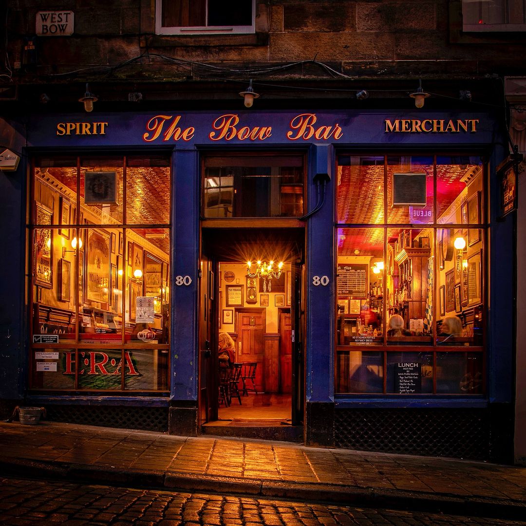 Cheers to another day well spent in Edinburgh!🍻 📸IG/paul_watt_photography 📍The Bow Bar #EdinPhoto #ForeverEdinburgh