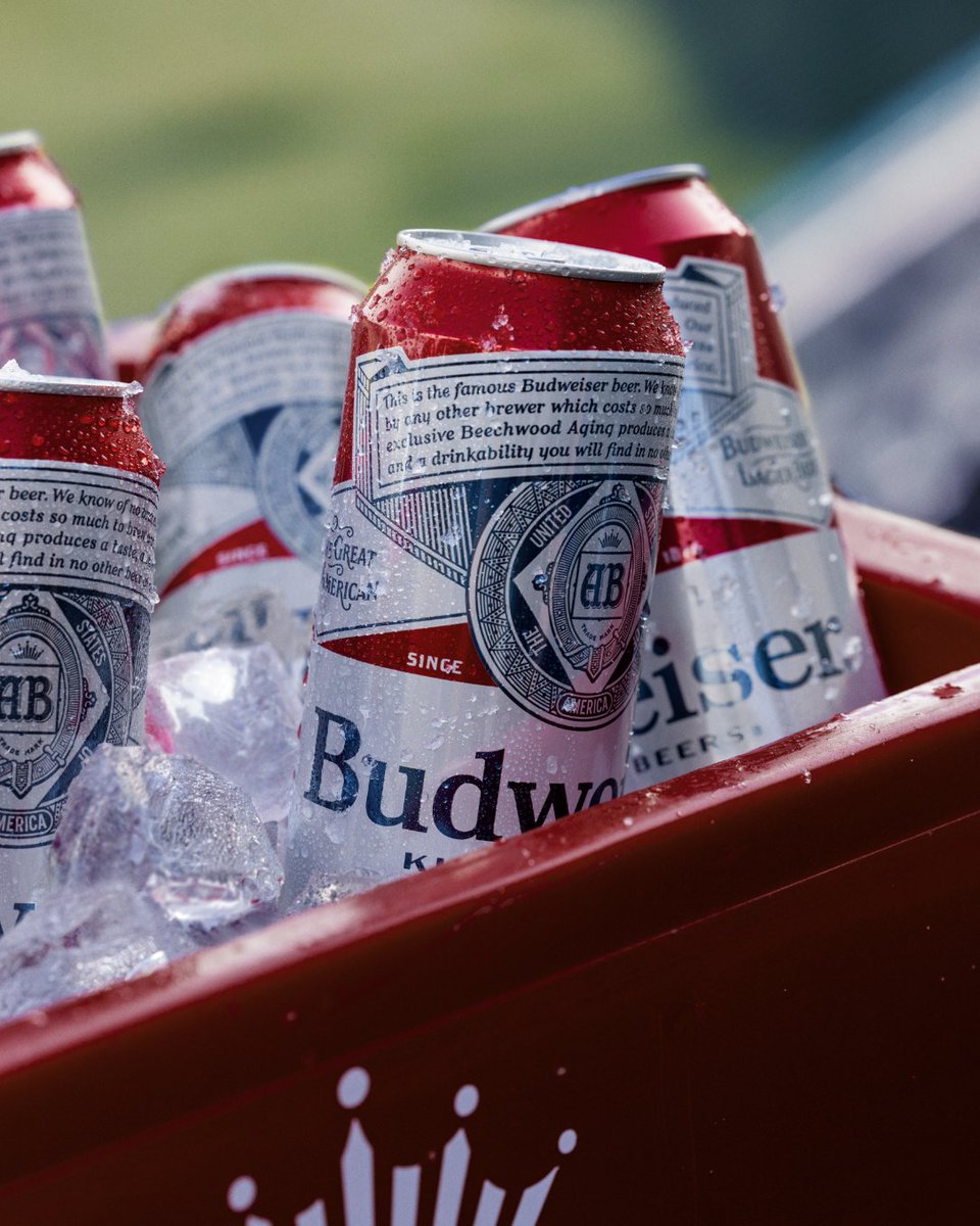 If you could hear this picture it'd say: 'GET YOUR ICE COLD BUDS HERE!'