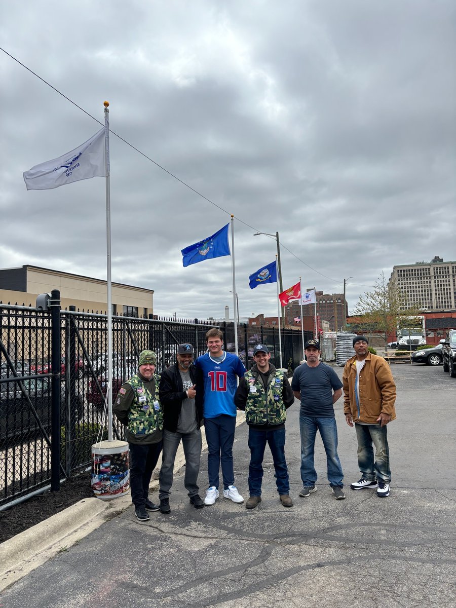 Grateful to @Lowes & @NFL for transforming Detroit @Vol_of_America housing during #Draft week! Huge thanks to Detroit Lowe’s team for installing fridges, washer/dryer, & kitchen appliances, plus providing clothes. Special shoutout to @Samlaporta & @DrakeMaye2! #NFldraft 🛠️