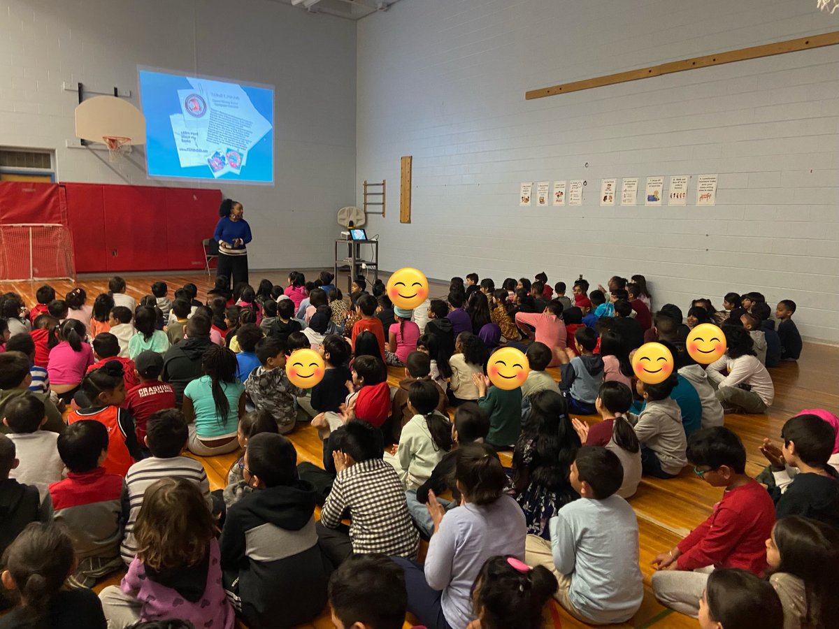 GracedalePS's tweet photo. A huge thank you to author Yolanda Marshall for sharing her expertise and experience on book making with our students. Another thank you to our school council and @MrOmar__  for providing our students with an amazing opportunity. @MarkBabiy @MiniRai17 @LC2_TDSB https://t.co/L8NKHbYToT