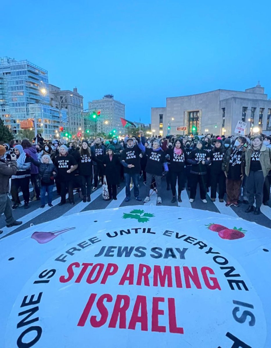 Aunque en Argentina los medios elijan no mostrarlo, es impresionante lo que está pasando en las universidades estadounidenses: miles de estudiantes manifestándose cada día por el fin de la masacre israelí en Gaza.

Todo EE.UU habla de eso: es EL tema nacional y no para de crecer.
