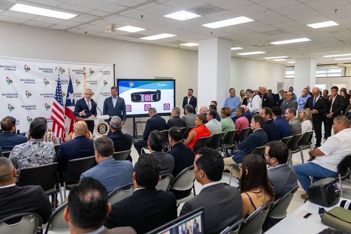 Hoy inauguramos el Centro Regional de Operaciones e Inteligencia de Puerto Rico (PRRIOC), que forma parte del Fusion Center y cuenta con capacidad para monitorear más de 50 mil cámaras en la Isla. Este centro colabora con municipios y empresas privadas para mejorar la prevención…