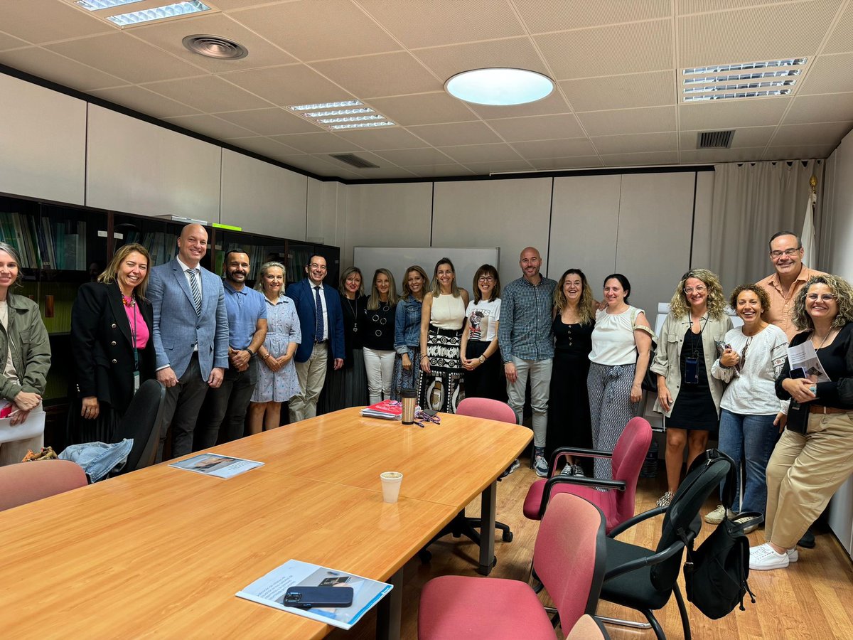 LeticiaBenitezS's tweet photo. Hoy hemos presentado en Programas Asistenciales la Guía elaborada por el Grupo COF Canarias que unifica criterios en la atención a personas con #ostomia. Una oportunidad para trabajar conjuntamente AH y AP 🇮🇨 y mejorar los cuidados. #NegrinInnova #GAPGC #CHUIMI @Coloplast_Group https://t.co/doPzPW0CnQ