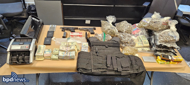 Trafficking Amounts of Drugs and Firearms Recovered in Dorchester police.boston.gov/2024/04/25/tra…