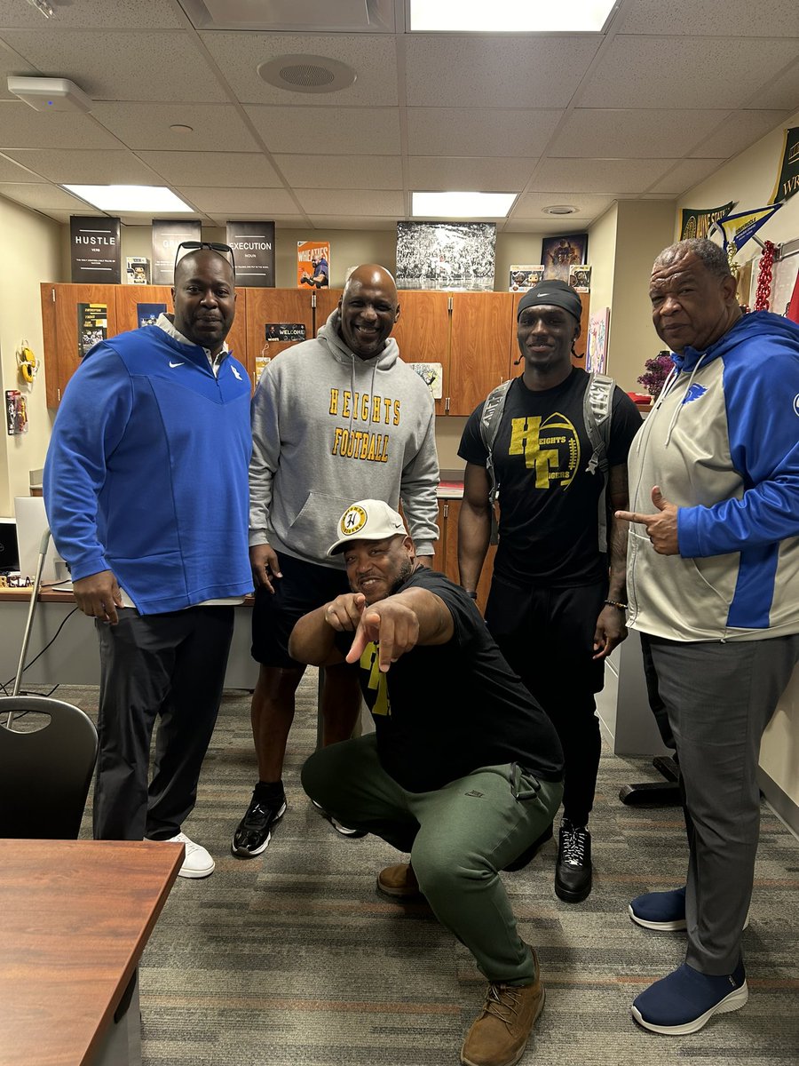 Great visit with @CoachJ_Boulware @vincemarrow @UKFootball today at Cleveland Heights. #Kentucky #BBN @rlyquise @Melking97824951 #HeightsBlueprint ⚫️🏈🟡