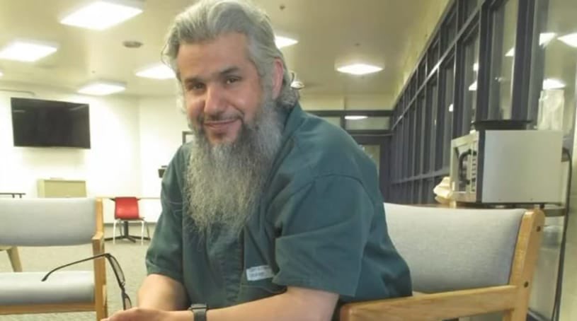 ثريد :

حميدان التركي مواطن سعودي ذهب لدراسة الدكتوراة في الولايات المتحدة الامريكية.. وبسبب تدينه ونشاطه الدعوي لفقو له تهمة بالاعتداء على خادمته الاندونيسية .. يقبع في السجن ظلما من 2006 (مع حكم 28 عام سجن) وممكن اليوم تعاد محاكمته وياخذ البراءة 

فضل التغريدة