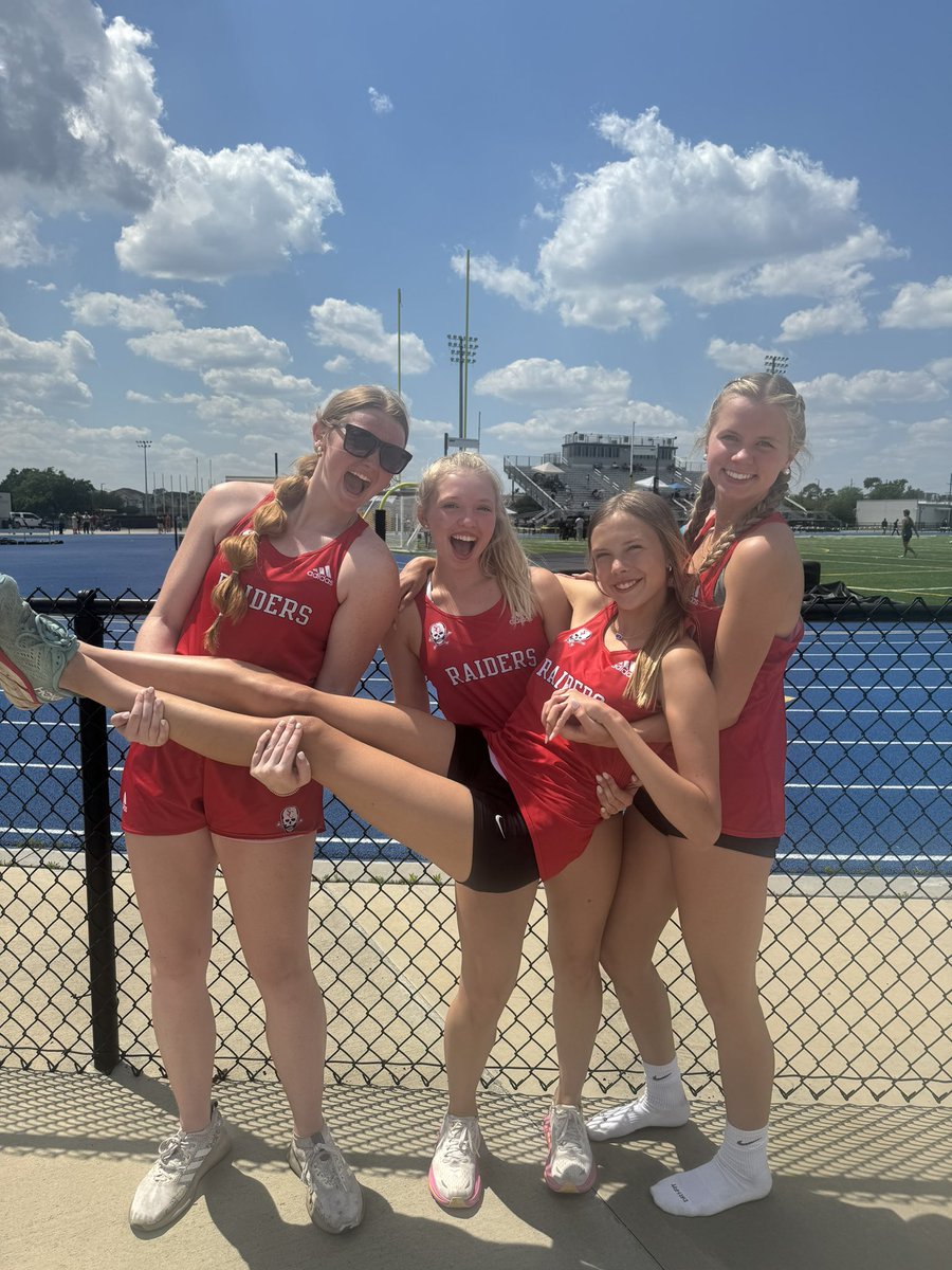 First day of regions✅
We finished second place in the 4x800 m and will compete next week at sectionals!