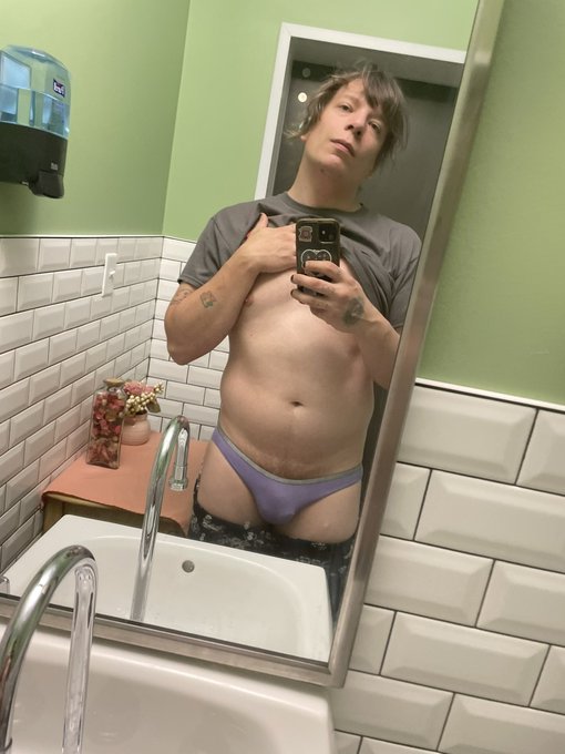 Feeling cute at work🖤 https://t.co/6FqOzBfZU0