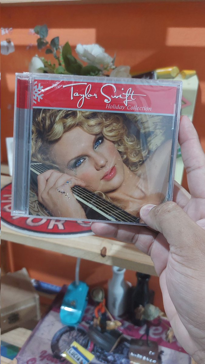 tudomeianoite's tweet photo. Meu CD Taylor Swift Holiday Collection de Natal chegou. 🎅 #TaylorSwift #TTPDTargetRun @taylorswift13 #taylornation https://t.co/P1oYO9TkpJ