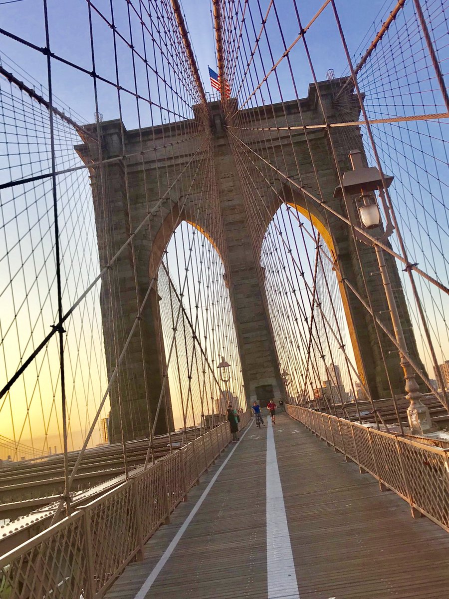 #DailyNewYork

Brooklyn Bridge 6:30am