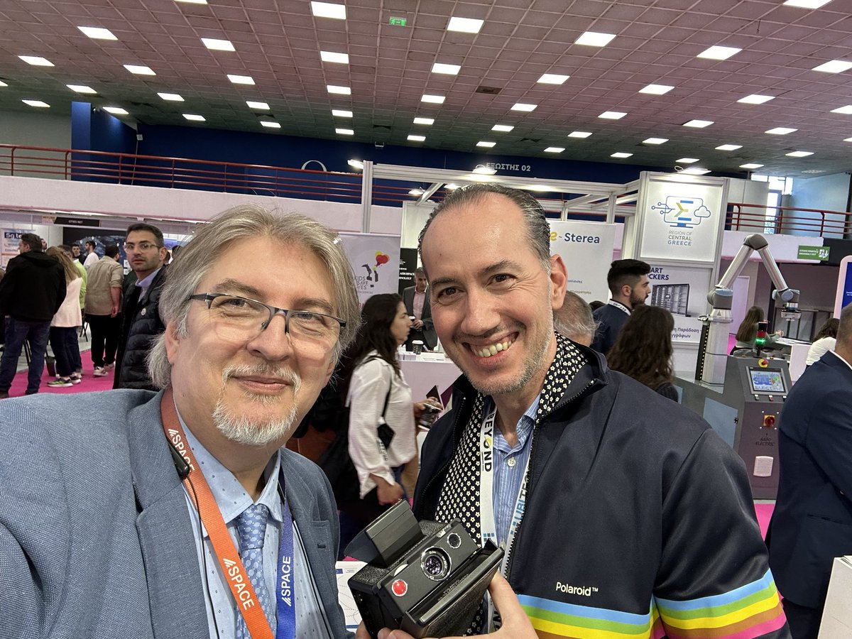 skaragiannis's tweet photo. I deny myself the need to get a selfie with Sophia (the spooky robot) during the Beyond 4.0 expo in Thessaloniki
Instead, I enjoyed a selfie with a 70’s Polaroid camera (yes! Really)
Alright! We are at #Beyond4 expo in Thessaloniki and we’re really enjoying it
My friend Panos Karas ⛶ and I are discussing the magnificent innovation of Polaroid technology ❤️📸
He brought with him an original Polaroid camera of the 70s.
And he explained to me how the real innovation of this technology of the 70s which is still amazing to see worked.
Did you know that the camera itself didn’t have a power source but the battery juice was provided by every new pack of films?
Yes! That was innovation!
Now we both wondered why Polaroid became extinct?
Just because they were powering the whole world of photography and some executives said “don’t give a f* about CDs and digital imaging baby, we’ve got the whole world at our fingerprints” (hubris?)
“Vintage Polaroid 600 cameras do not have their own power source, which means they get their juice from the built-in batteries inside each pack of film, so you never need to fret about recharging your camera.”