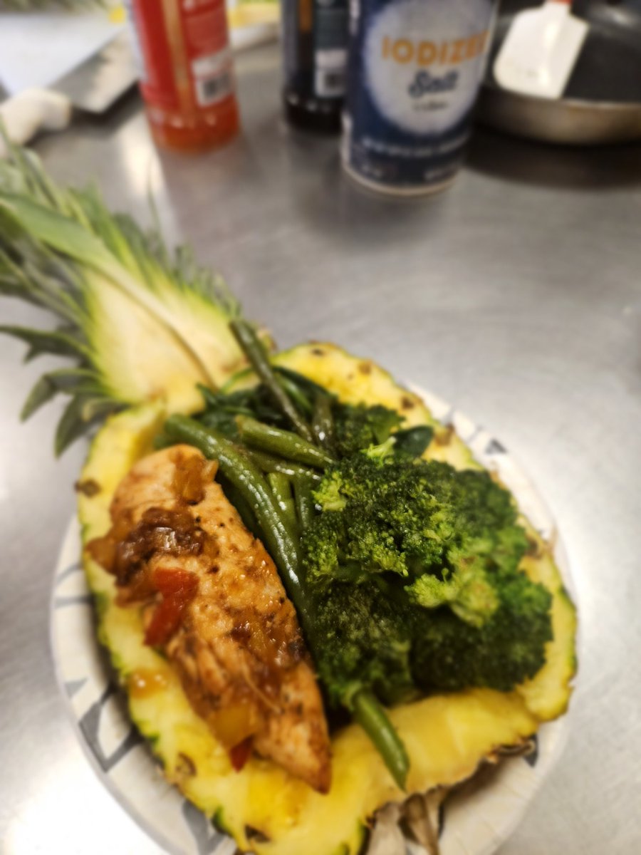 keishashyhiem's tweet photo. @bigpicphilly Teen's Cooking Class. It's going down.  Chicken Sautéed Vegetables over Yellow Rice in a Pineapple Bowl. #Cooking #cookingtour #mobilecookingteacher #kidscancookpaworkshops #cookingwithmskeisha #cheflife https://t.co/banpngAKvg