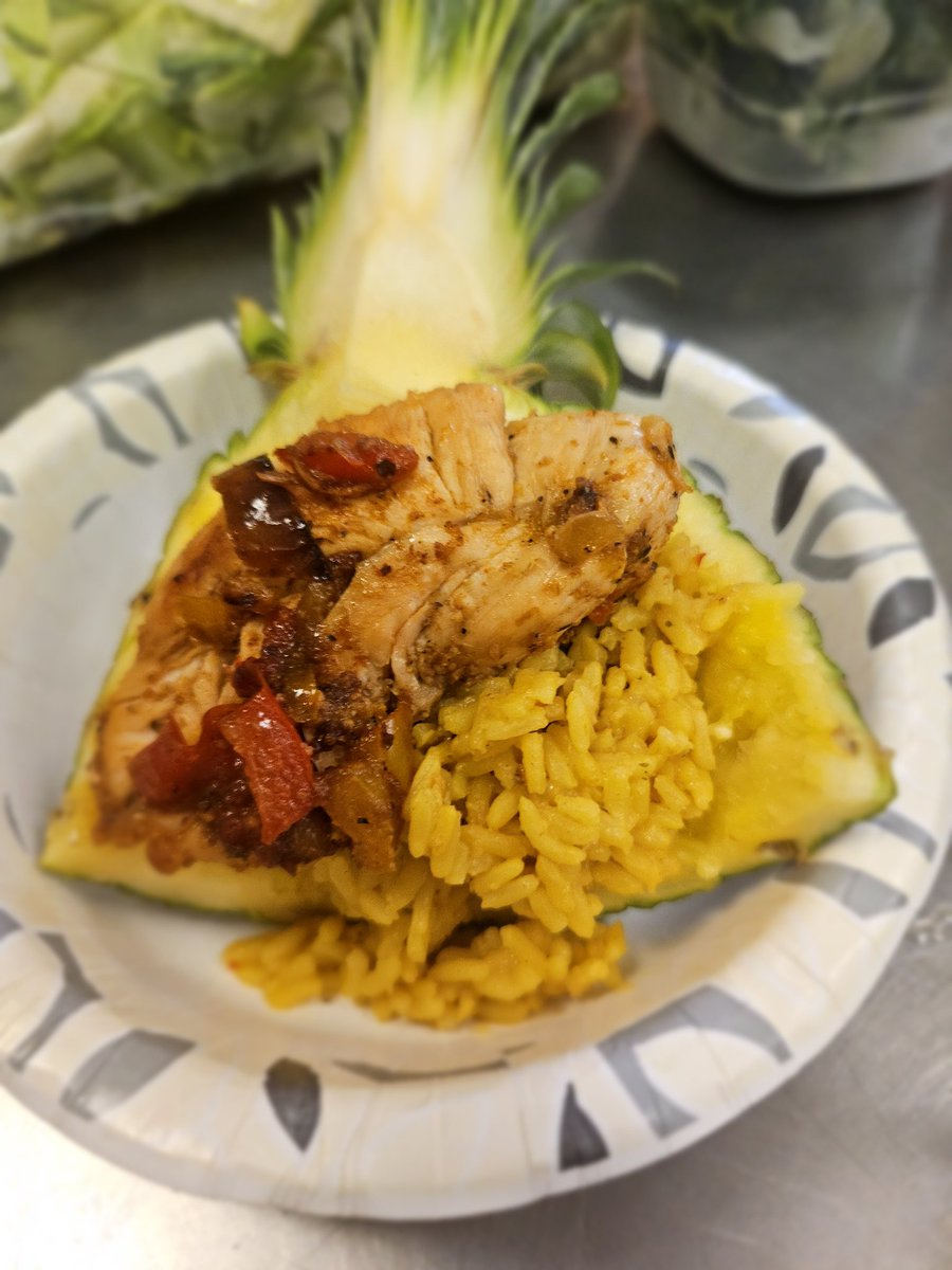 keishashyhiem's tweet photo. @bigpicphilly Teen's Cooking Class. It's going down.  Chicken Sautéed Vegetables over Yellow Rice in a Pineapple Bowl. #Cooking #cookingtour #mobilecookingteacher #kidscancookpaworkshops #cookingwithmskeisha #cheflife https://t.co/banpngAKvg