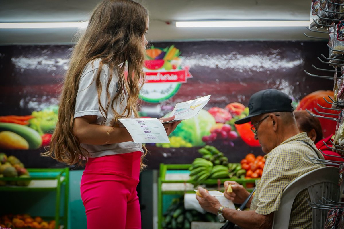convivamos's tweet photo. 🌈En nuestras #JornadasDeLiderazgosComunitarios, 
Volvimos a la tienda, a la revuelteria, a las mandingas. Así transcurrió nuestra marcha carnaval "Camina la palabra, camina el corazón" el pasado 18 de abril.
#Medellín
#ZonaNororiental
#BarrioPopular
#SilvioViveEnComunidad https://t.co/Na3proBzTg