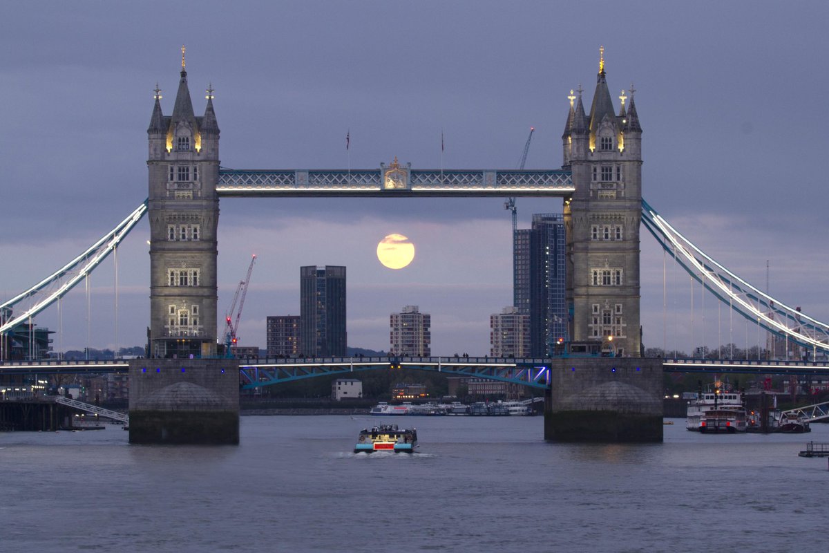 Full moon the other night and not many people see it from London Bridge!! All of 2 minutes it was out for!! 😀