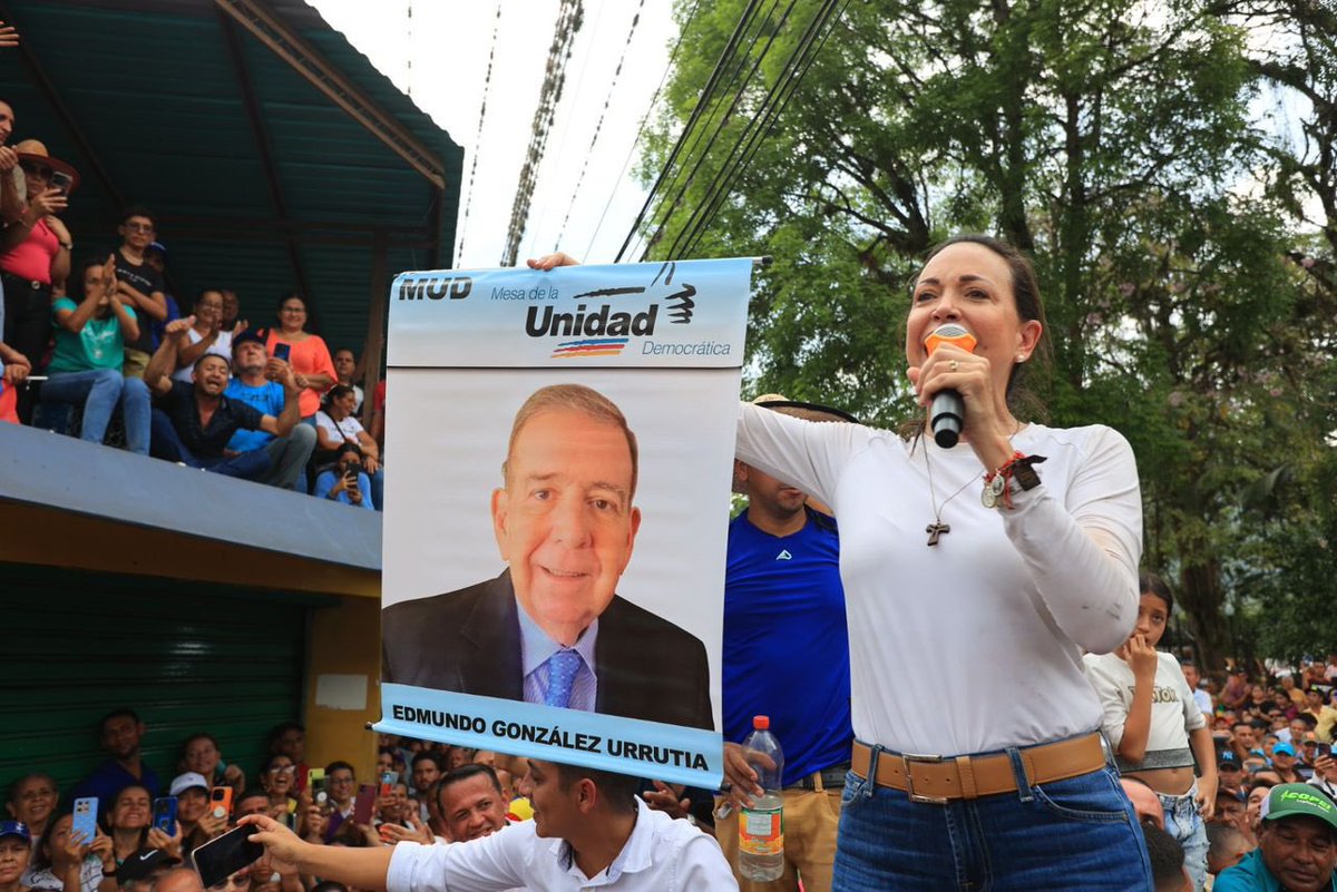 Esta foto habla por mil palabras!!! Que grande es nuestra María Corina Machado que da muestra de humildad, expresa un sentimiento de nobleza y sobretodo grita con su corazón que lo más importante es el país. Dios bendiga a esta líder, mujer y señora de la política venezolana.
