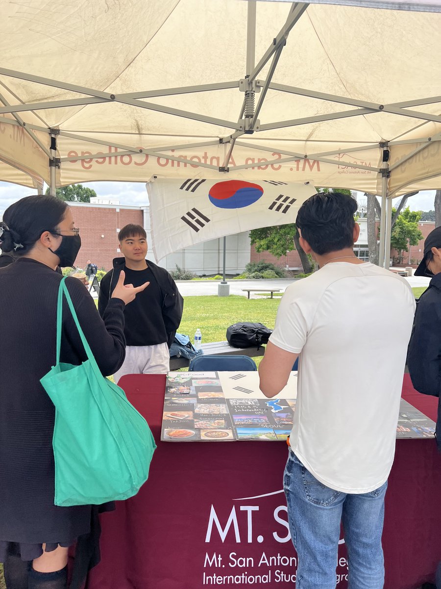 mtsac_isp's tweet photo. On 4/25, the International Student Program hosted the Global Cafe Korea to highlight their culture and cuisine. Global Cafe Korea was an opportunity for our international students from Korea to share their amazing culture, interesting facts, and scrumptious food. https://t.co/dj3hfbrgKA