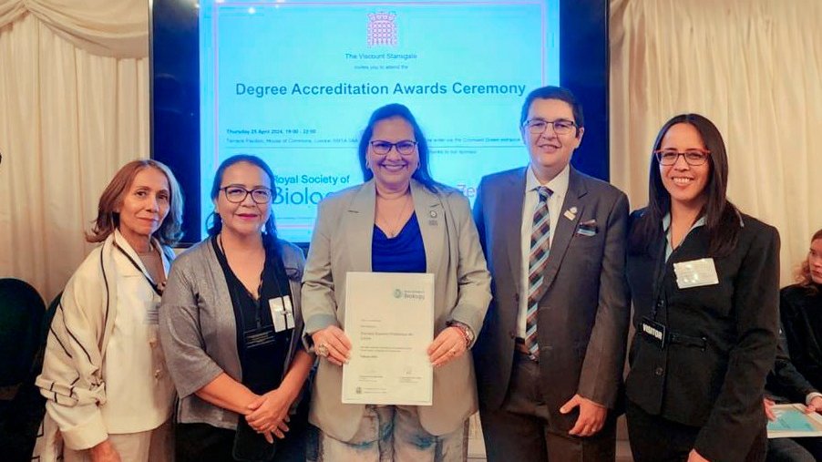 La carrera de Biología de la #ESPOL recibió oficialmente la acreditación de la Royal Society of Biology (RSB), en Reino Unido🇬🇧, en un evento en el que se reconoció la calidad de los programas de grado en Biociencias de universidades de todo el mundo🌍, que obtuvieron la