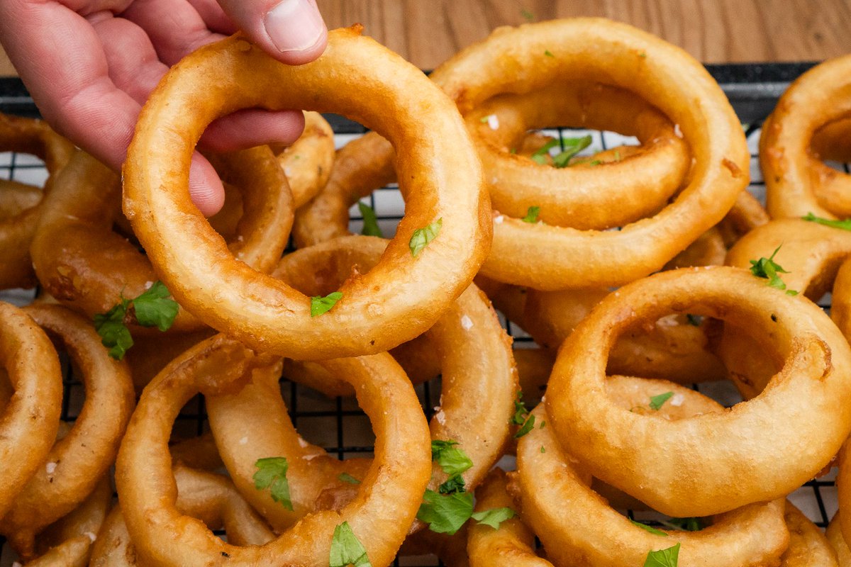 Nothing spells comfort food like crispy, golden Beer Battered Onion Rings. flawlessfood.co.uk/beer-battered-… These crunchy fried onion rings are loops of joy and an all-time favourite. #onionrings #foodie #comfortfood #dinnergoals #delicious #dinnerideas