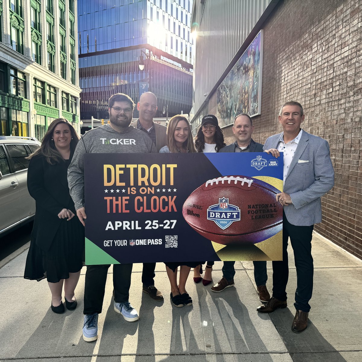 TiiCKERPerks's tweet photo. TiiCKER team checking in from #Detroit to say #InBradHolmesWeTrust! ππ¦ #NFLDraft #OnePride #DeckerReported @Lions @NFL https://t.co/WSW8XL1xcj