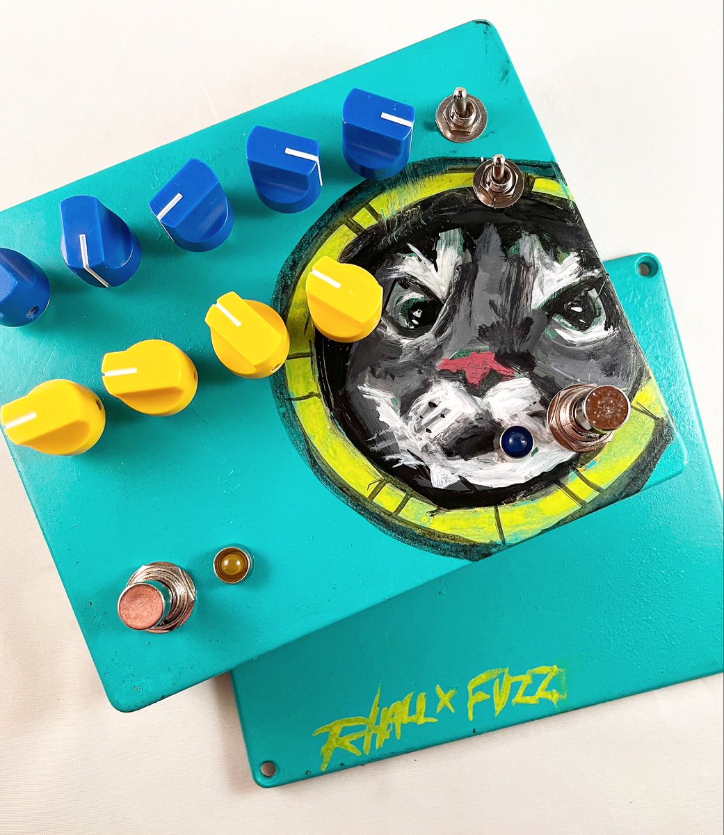 Here’s a fun Cat Tail/Heliotropic (distortion/fuzz) combo + effect order toggle with art by <a href="/rich_hall/">richard micheal christopher hall</a>!
#fuzzrocious #fuzzrociouspedals #stompbox #stompboxes #effectspedals #effectpedal #effectpedals #fuzzpedal #fuzzpedals #guitarpedal #guitarpedals #basspedal #basspedals