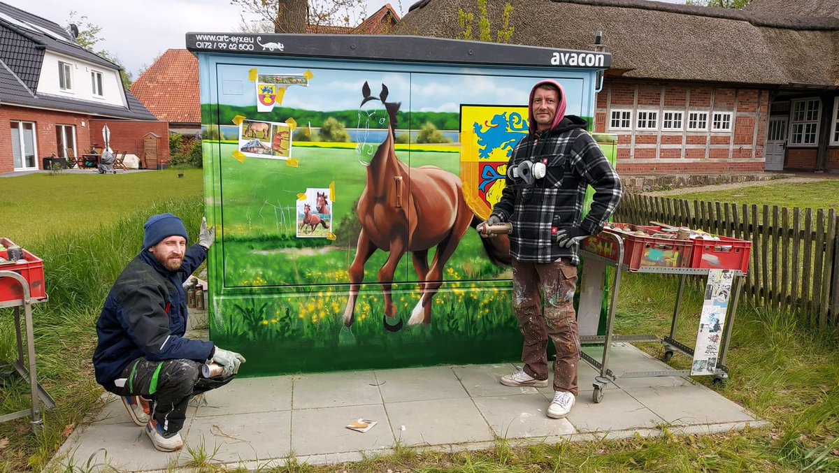 CoraLandshuter's tweet photo. Die #Pferde sind los 🐎 #Trafokunst in #Bütlingen Gemeinde #Tespe #Elbmarsch https://t.co/is8q7vk0R5