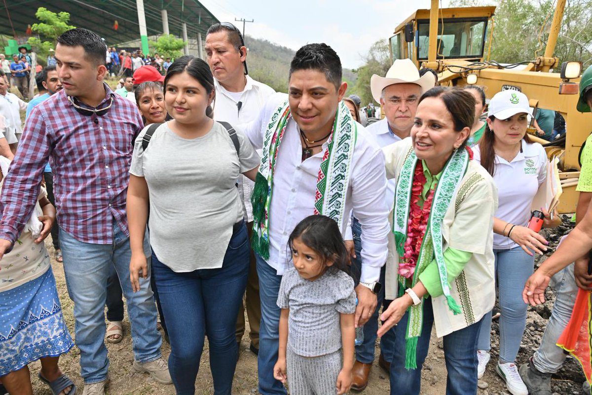 Muy contento de disfrutar este día con mis ahijadxs de Tampamolón. Es un día importante porque estamos reconstruyendo San Luis Potosí y la Huasteca con esta obra. Ningún municipio se queda atrás. 💚