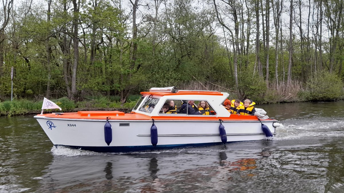 #Swapsies! Today, Group 1 @BWPSchool were #boatingonthebroads and learning about #coastalerosion. They also had visitor; a heron gave our Captains a 20minute challenge! #nature #geographyinaction #makingmemories