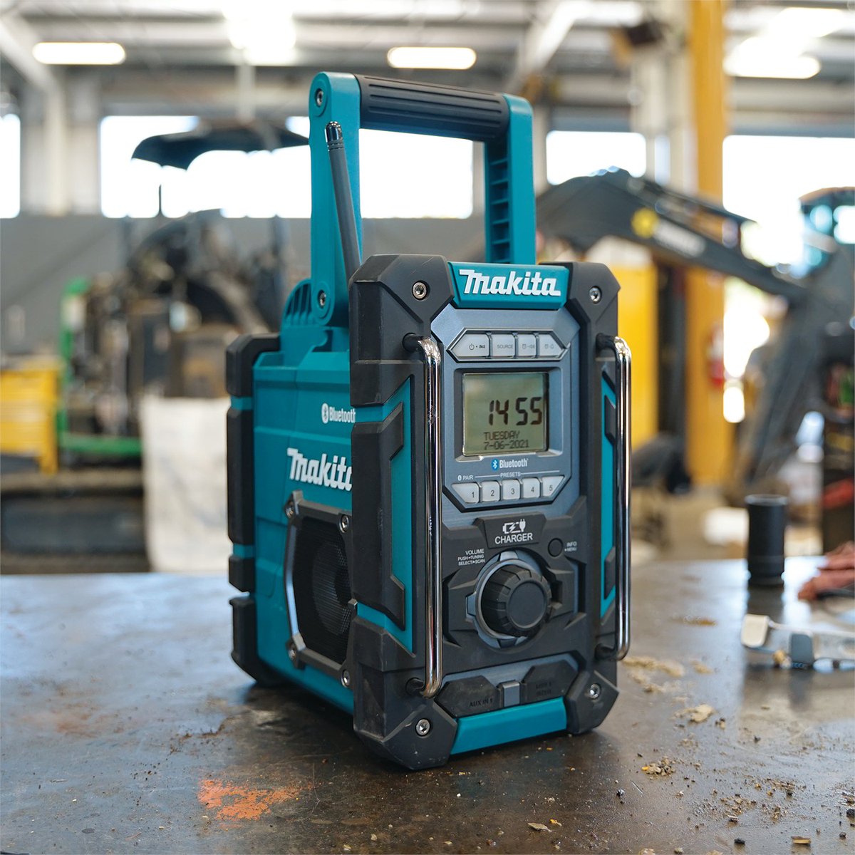 Listen to music on or off the job site with the Makita® 18V LXT® / 12V max CXT® Bluetooth Radio. The radio features 2 powerful 3.5” side-firing speakers. It features a digital tuner, Bluetooth, and MP3 player. #makitausa #makitatools #makitalxt