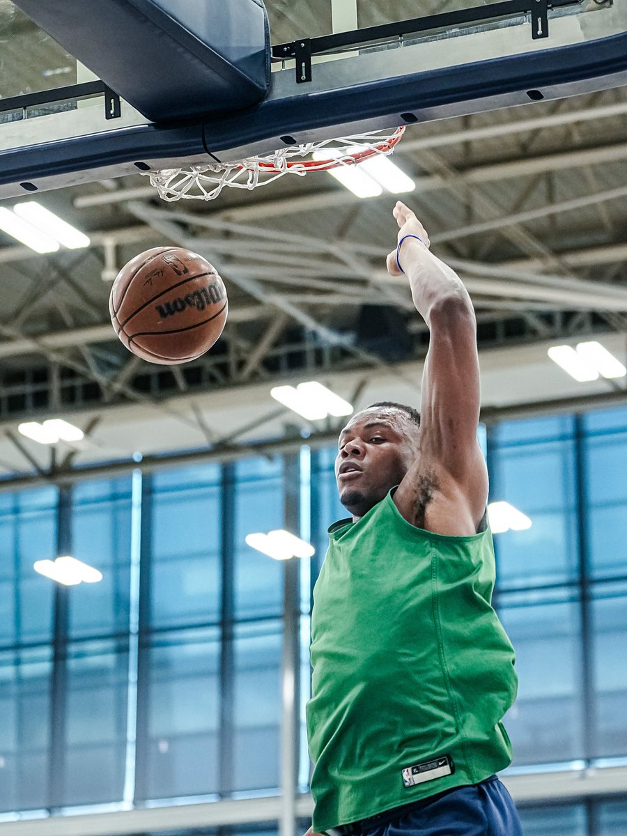 Oscar Tshiebwe and Isaiah Wong getting in postseason practice reps with the @Pacers 😤