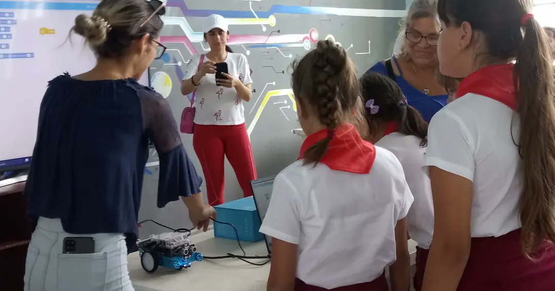 Curiosidad, emoción, alegría.. Así transcurrió el taller de Robótica, hoy en el Palacio de Computación.
Las niñas y los niños conocieron al robot mbot y pudieron interactuar con él a través de sencillas instrucciones de programación.
#Colab 
#DíaDeLasNiñasEnLasTIC 
#GirlsInICT