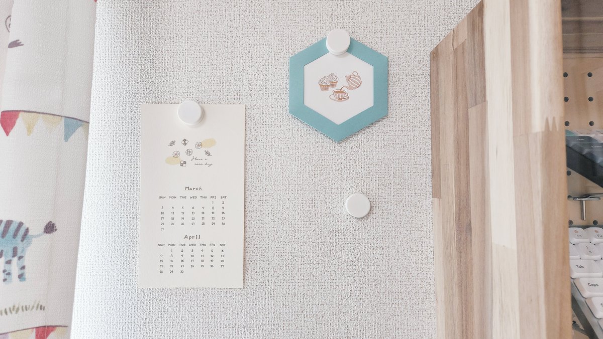 かわいいカレンダーを文具博でGETしたので、ほぼ日に貼る！壁にはその月の分を貼ってる😊✨シンプルでかわいいなぁ〜