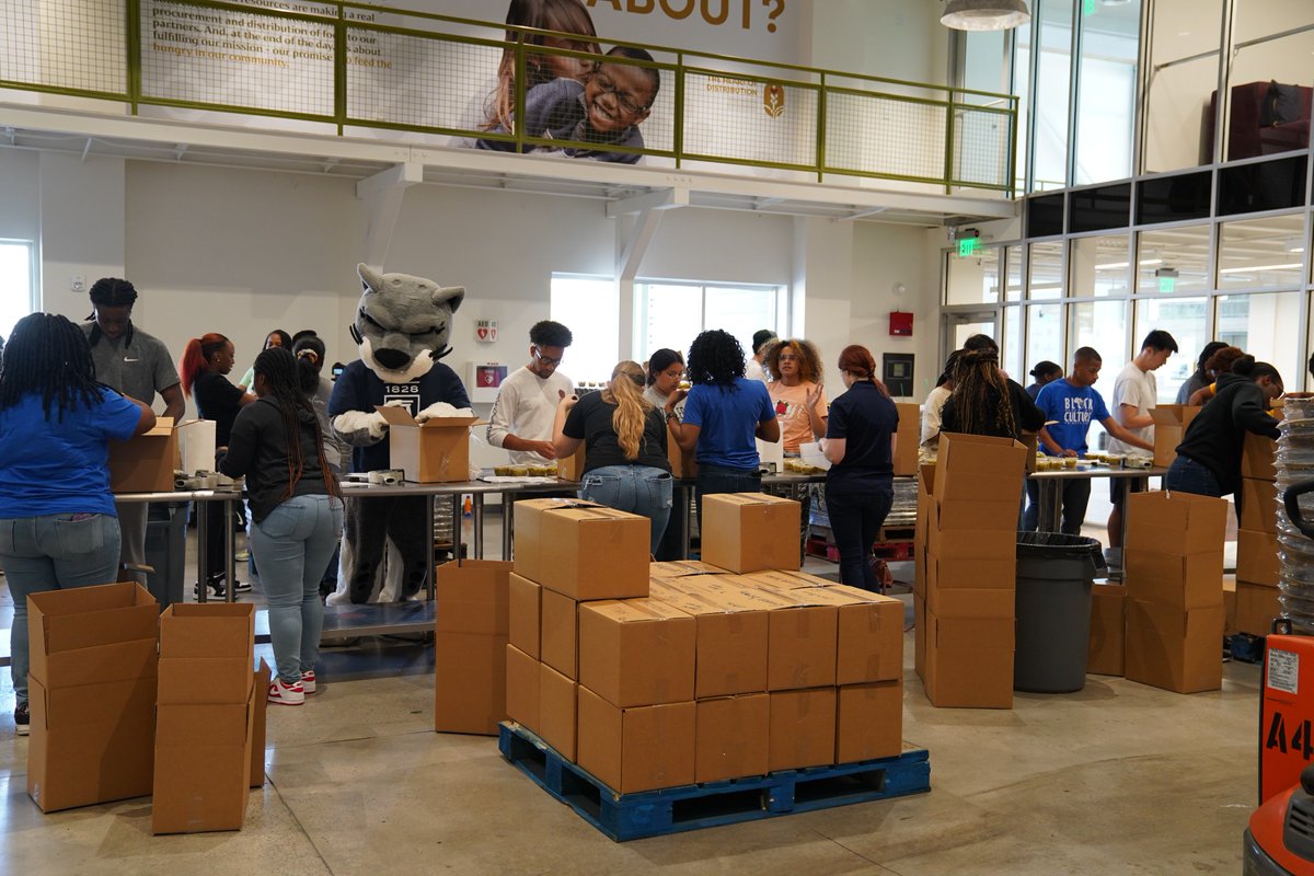 Yesterday, we welcomed students and Augustus the Jaguar from @AUG_University at our Volunteer Center! These awesome volunteers packed up serving-size cups of green beans for our neighbors in need. Thank you for helping us #FightHunger!

#EveryMealMatters #endhunger