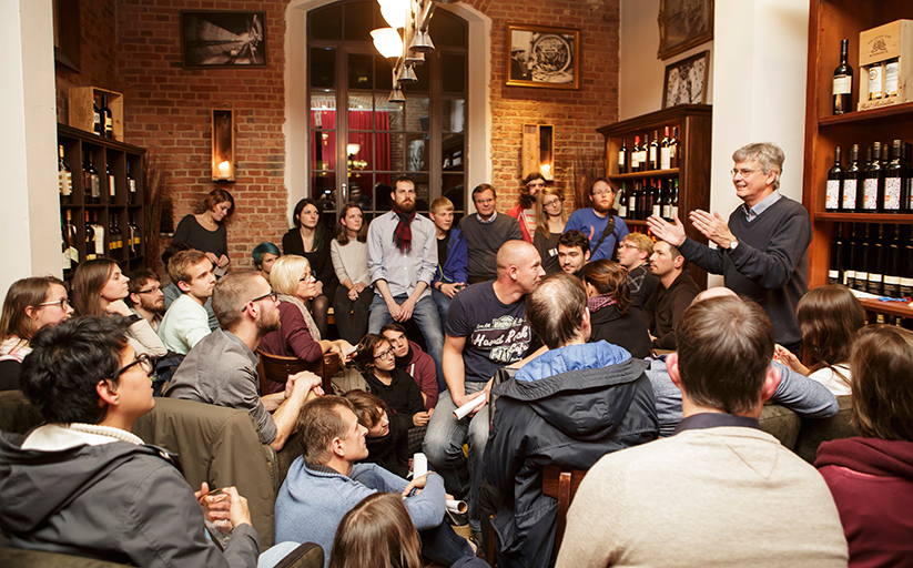 Wo und was sind Schwarze Löcher? Alles und mehr über diese kuriosen Objekte des Universums bespricht Stringtheoretiker Jan Louis von der @unihh in der Gugu Bar in Hamburg-Altstadt. 📆 2. Mai 2024, 20 Uhr – Eintritt frei! wissenvomfass.de