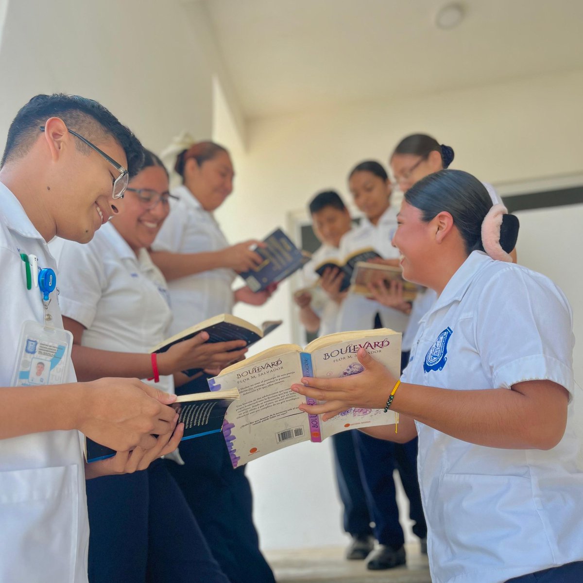 ¡Celebremos el Día Internacional del Libro con un intercambio literario en CETUG! Compartiendo conocimiento, inspiración y aventuras entre nuestros alumnos. ¡Descubre nuevos mundos a través de la magia de la lectura!
#Diainternacionaldellibro #Lectura #Fomentandolectura