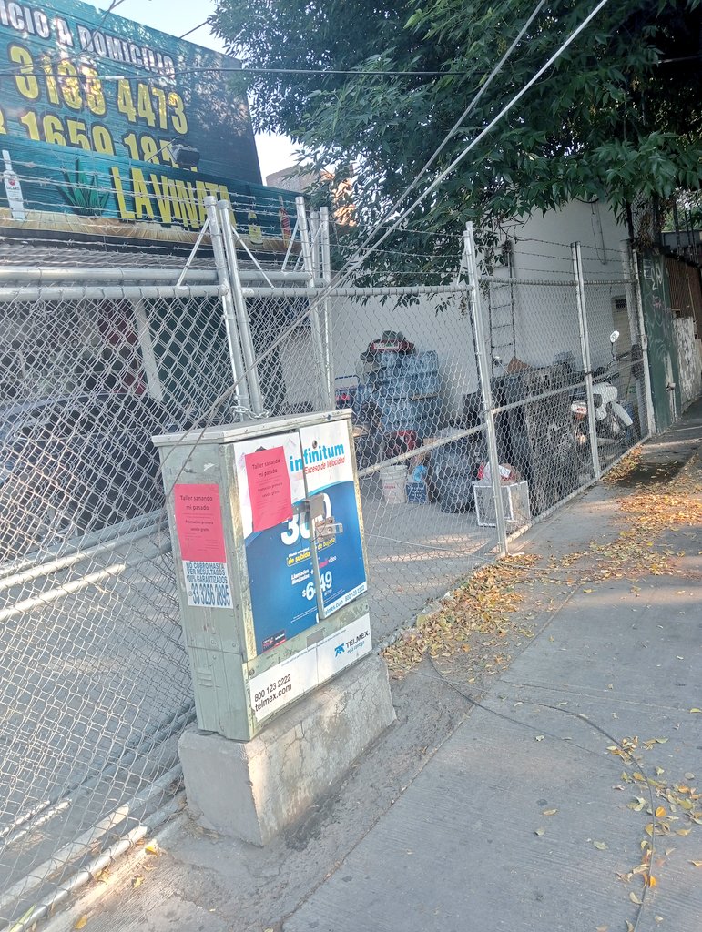 mudeition's tweet photo. @Trafico_ZMG los cables que quedaron colgando en av. Sierra de Mazamitla con av. 18 de marzo. Las águilas. Peligro peatones https://t.co/XZZpQXGLjm