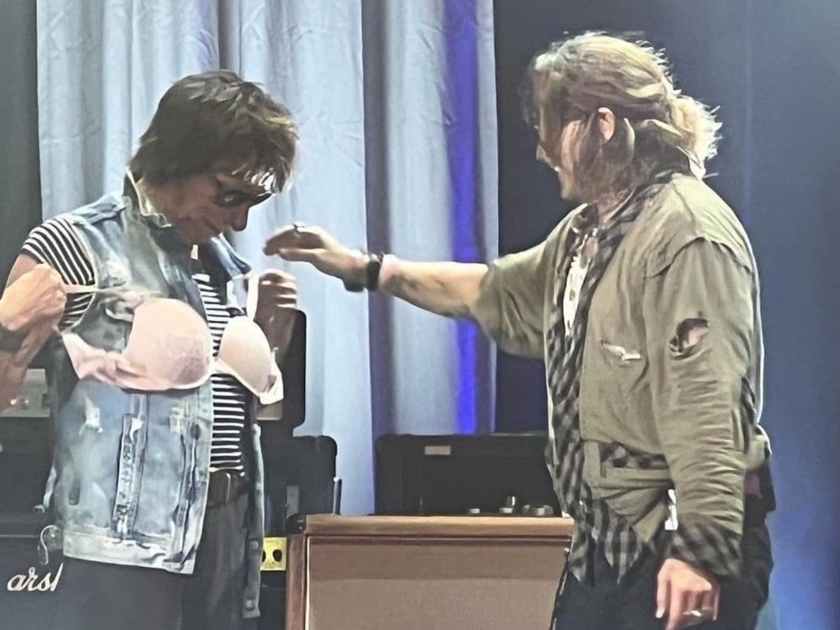 SharonM97871635's tweet photo. #IStandWithJohnnyDepp Al ways Have, Always Will
#JohnnyDeppBestActor #JeanneDuBarry #JohnnyDeppIsALegend #JohnnyDeppKeepsWinning https://t.co/PrICd8DZTW