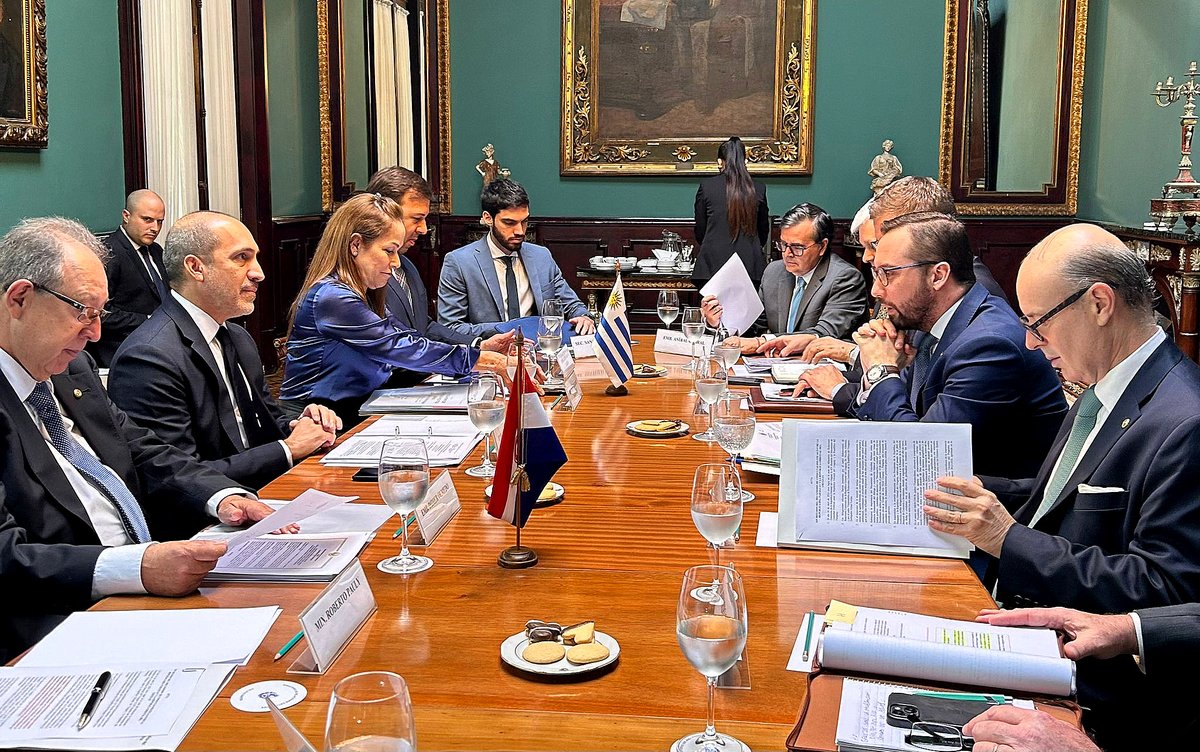 Reunión del Mecanismo de Consultas Políticas Uruguay-Paraguay. El Subsecretario @N_Albertoni recibió a su contraparte de Paraguay, Víctor Verdún. 🇺🇾🇵🇾 👉 bit.ly/4aTJt9g