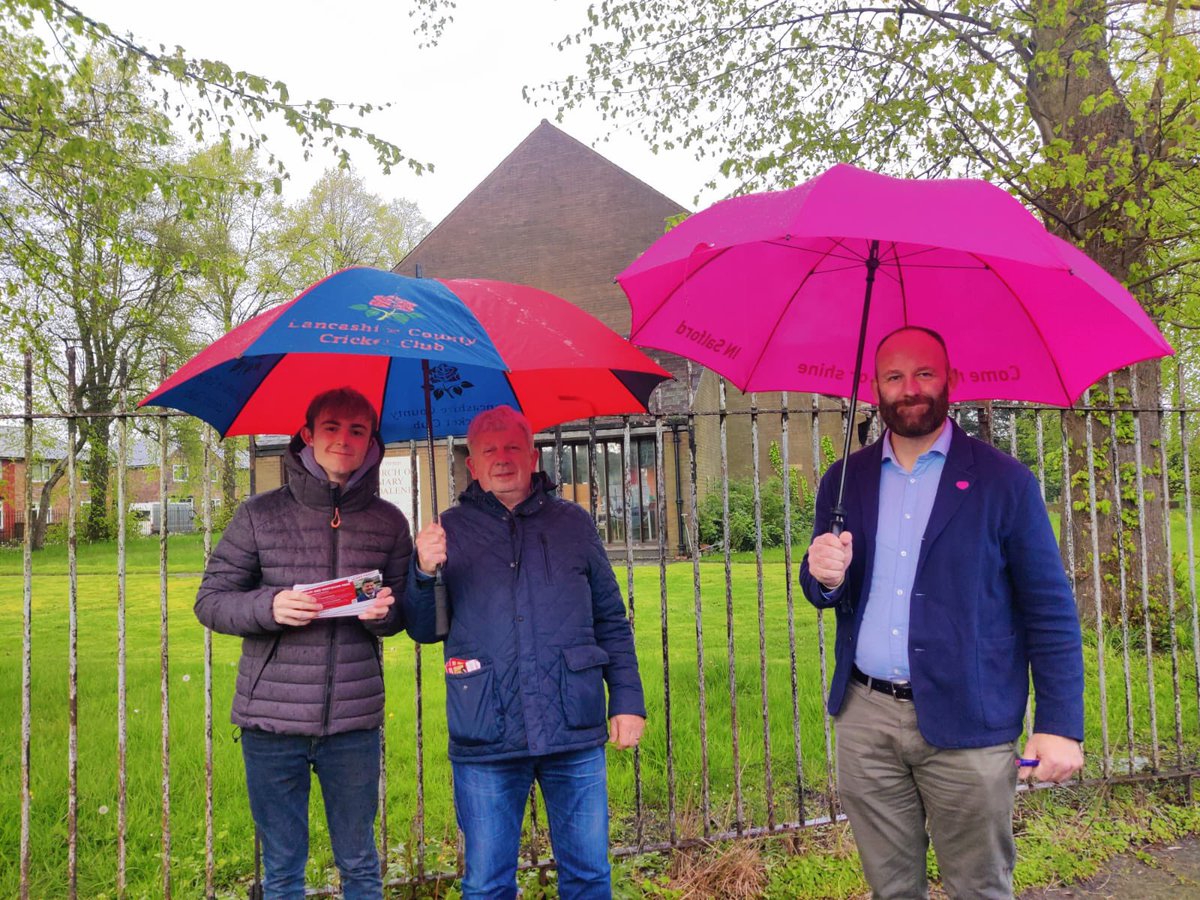 Good to be in #WorsleyAndWestwoodPark ward, in the Westwood Park community tonight, talking with residents & families about the issues that matter to them. The rain didn’t deter us, thanks to everyone who joined us - one more week to go until polling day! #3VotesForLabour 🌹🗳️